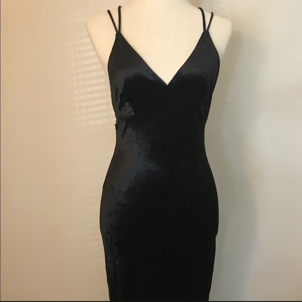 Elegant🌹 Black Velvet Dress🥂 - Picture 3 of 7